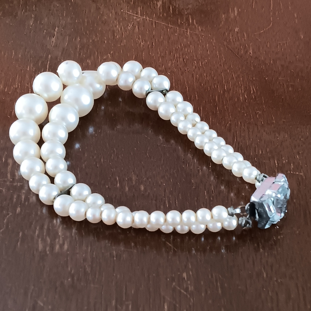 Elegant Pearl Bracelet with Silver Clasp - Picture 2 of 9